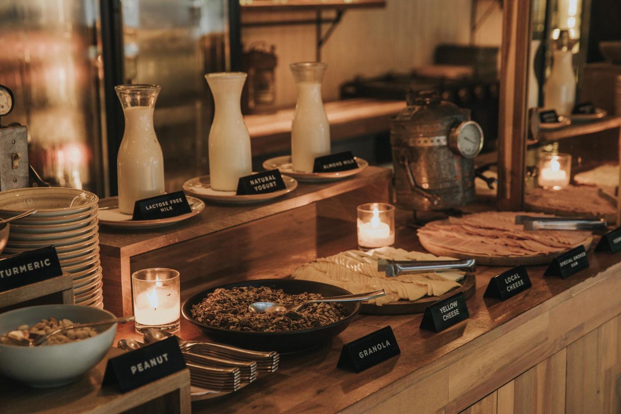 The Click Clack Hotel Medellín Exterior foto A selection of milk at a buffet