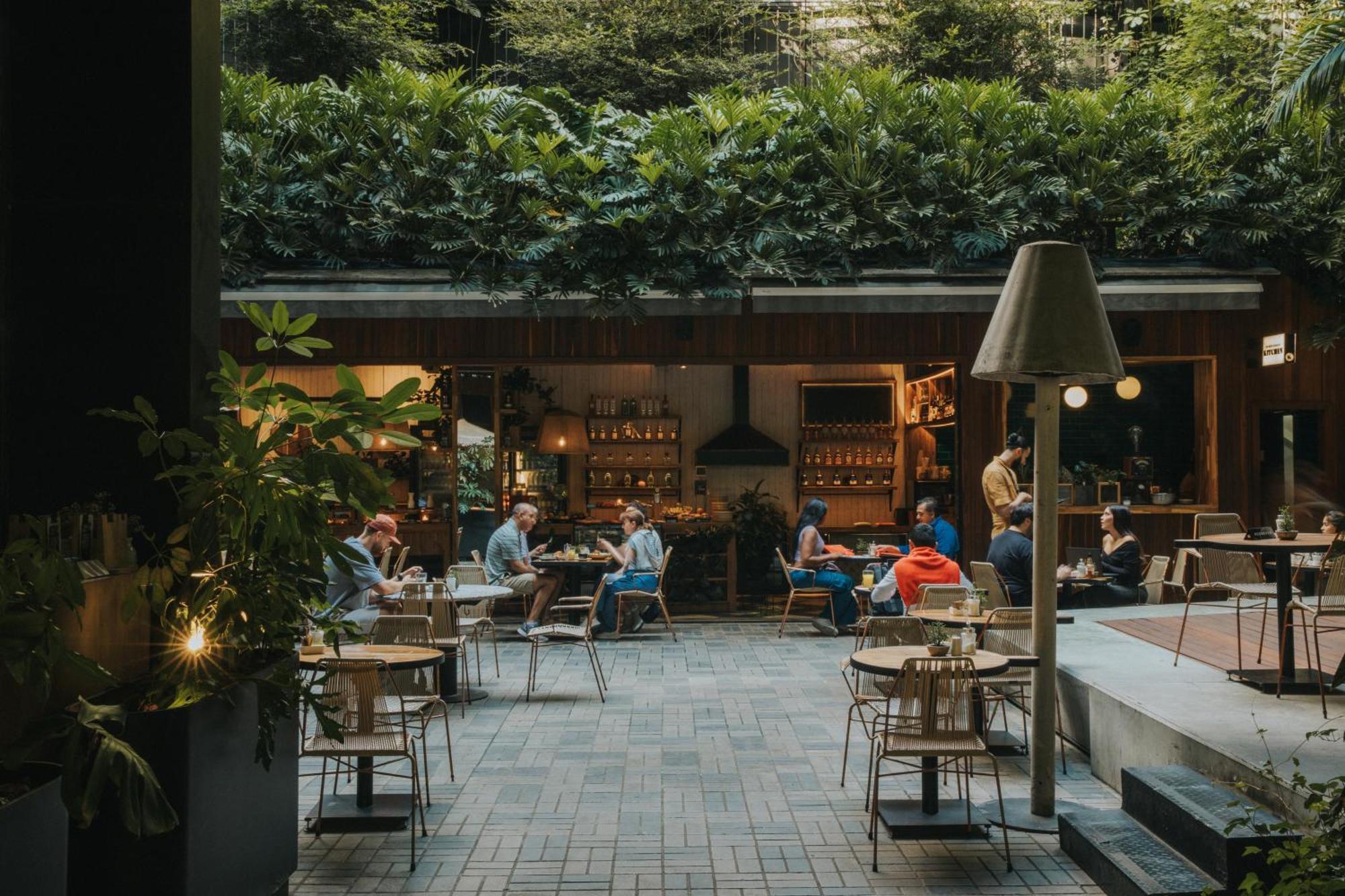 The Click Clack Hotel Medellín Exterior foto The courtyard at the hotel