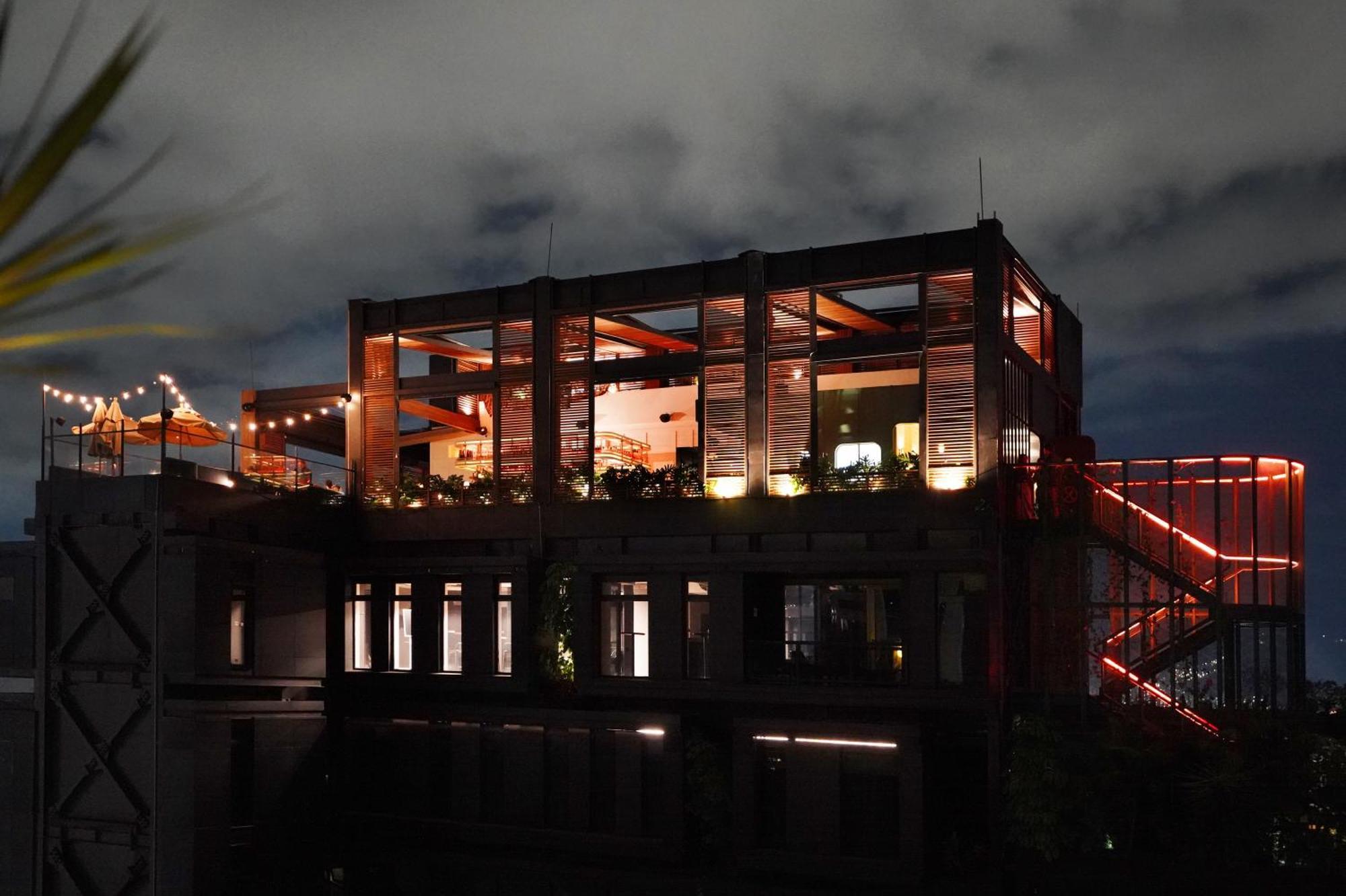 The Click Clack Hotel Medellín Exterior foto The Sky Bar at the top of the building
