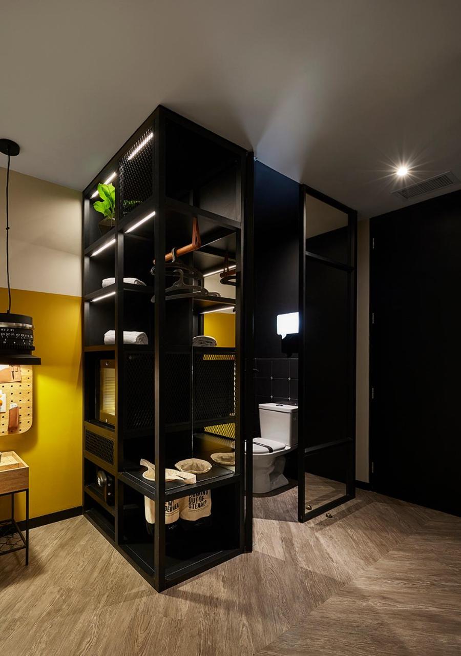 The Click Clack Hotel Medellín Exterior foto A bathroom in a micro apartment