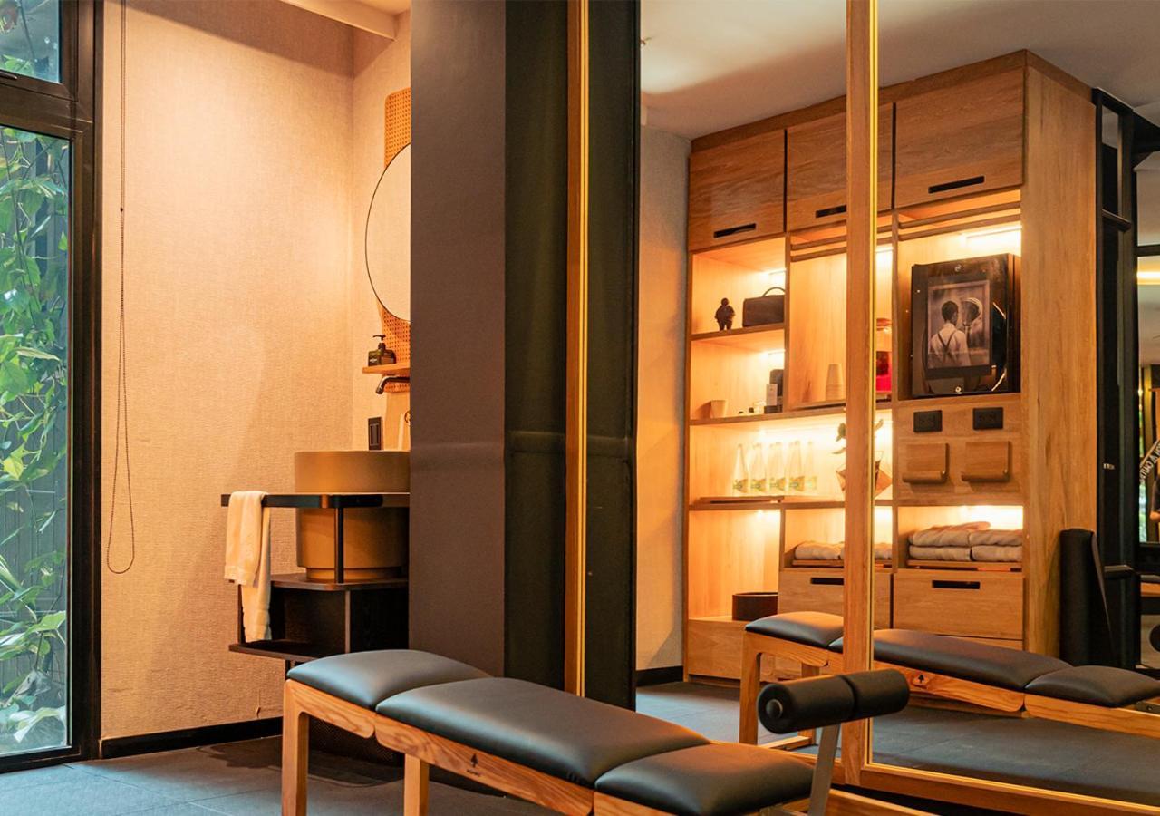 The Click Clack Hotel Medellín Exterior foto A treatment room at a chiropractor's office